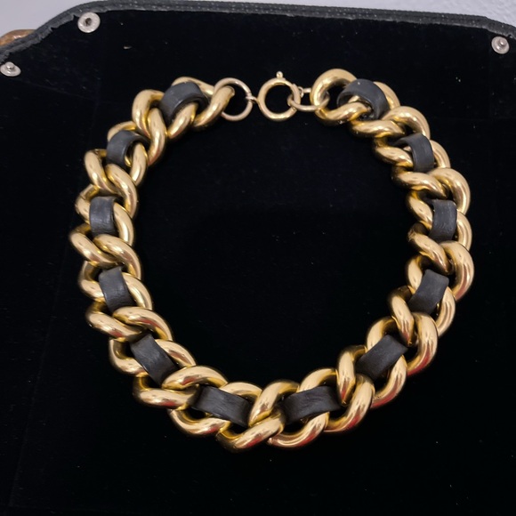 Chanel-like Vintage Gold-tone & Faux Leather Bold Choker Necklace - Picture 5 of 8